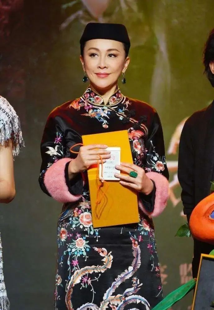 刘嘉玲关晓彤同框,穿旗袍大秀窈窕好身材