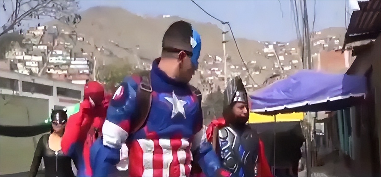 秘鲁缉毒警察cos,秘鲁警察假扮复联抓毒贩