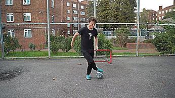 花式足球空中转圈技巧,简单实用的足球花式技巧