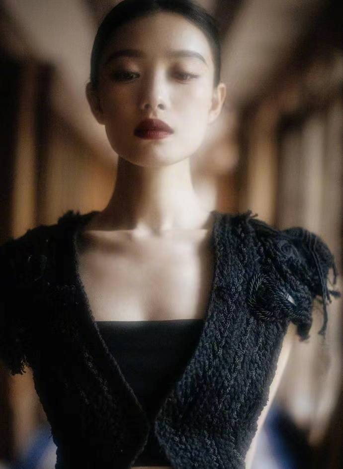 倪妮红毯百变穿搭图,倪妮金色闪光裙高定