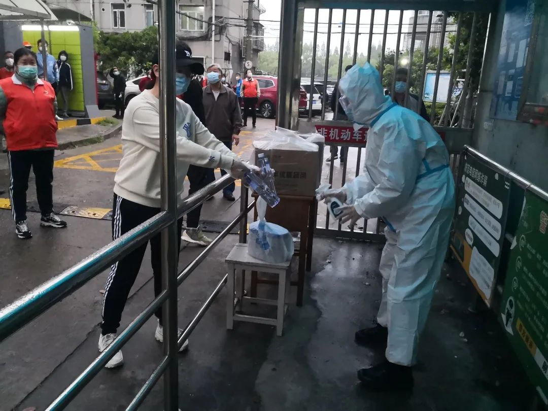 社区慰问抗击疫情志愿者,社区志愿者疫情防控巡逻