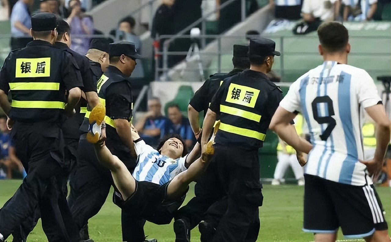 可以吹一辈子！拥抱梅西，大马丁击掌！勇气可嘉！18岁小伙够热血