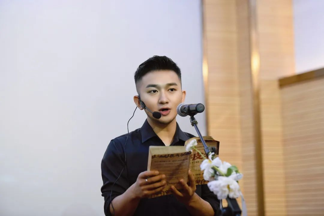 一路书香一生阳光朗诵节目串词,每周一次的读书分享会