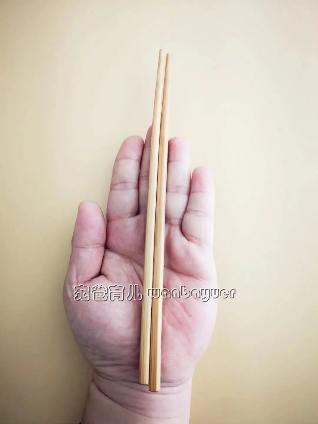 孩子用勺子喂饭不肯吃怎么办,孩子吃饭手不扶碗怎么改