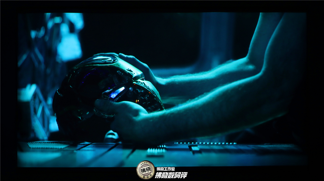 坚果S1Ultra菲涅尔屏增益幕布评测：磁吸安装+2.6倍亮度提升