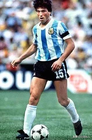 拉莫斯年轻时的惊天远射,历史最强后卫排名