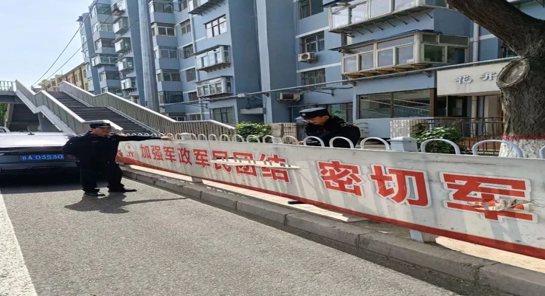 兰州城管执法在行动,兰州市城管市容中队清除橱窗广告