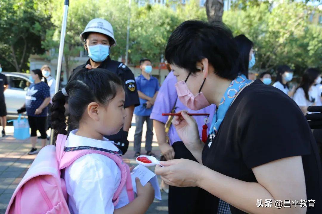 幼儿园入学第一天仪式感文案,新生报到第一天仪式感满格