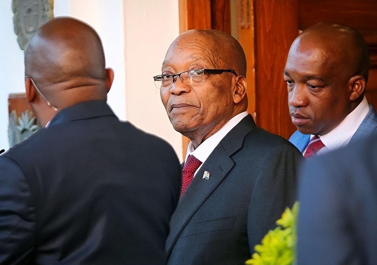 1994年荷兰裔移民对英国统治者强烈不满,成立南非共和国