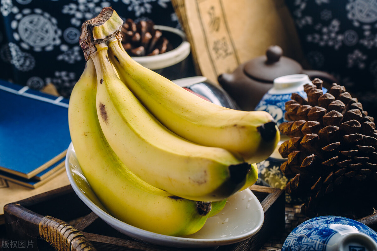 香蕉放几天就变黑？老果农教你两个绝招，香蕉放半个月都新鲜不坏