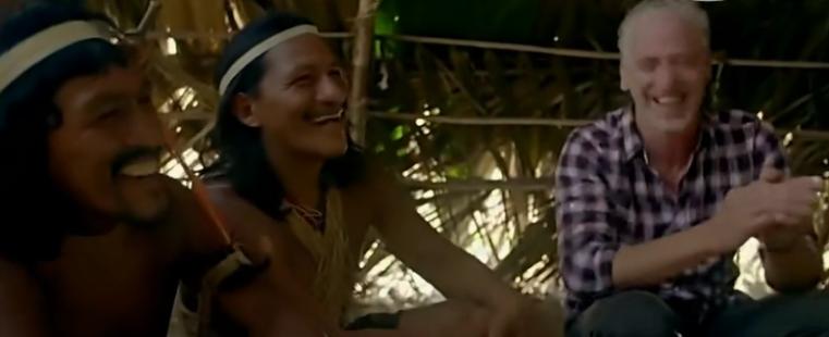 美国人在野外水中捕捉巨蟒,亚马逊河当地人水中抓巨蟒