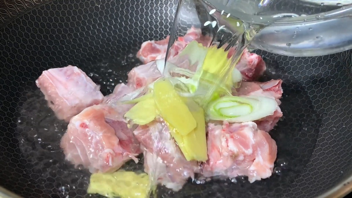 冬天，多给家人吃这“碱性菜”，隔三岔五吃一次，头发黑，牙齿好