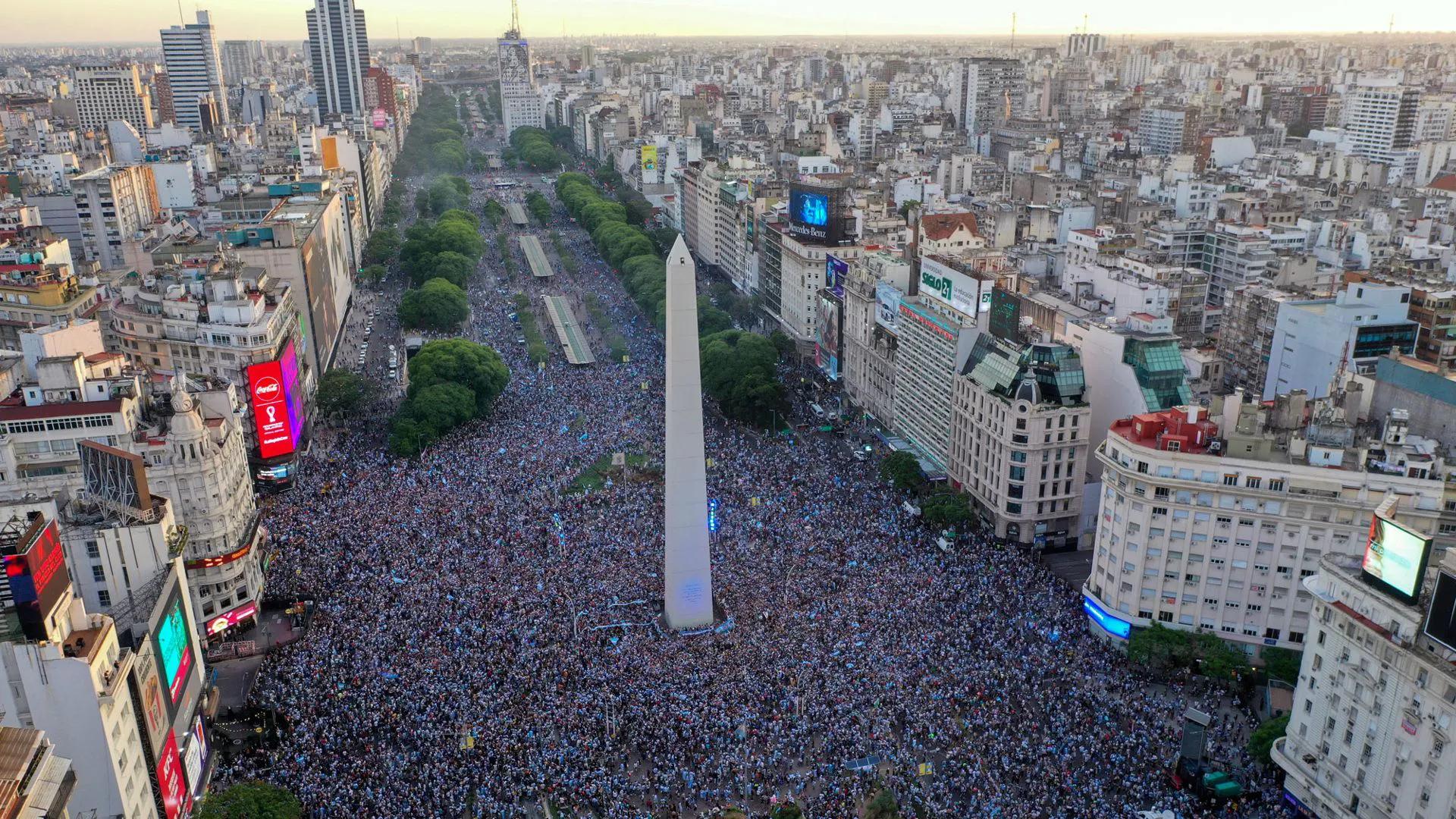 摩洛哥重视足球,摩洛哥赢了全体球员跪着感谢球迷