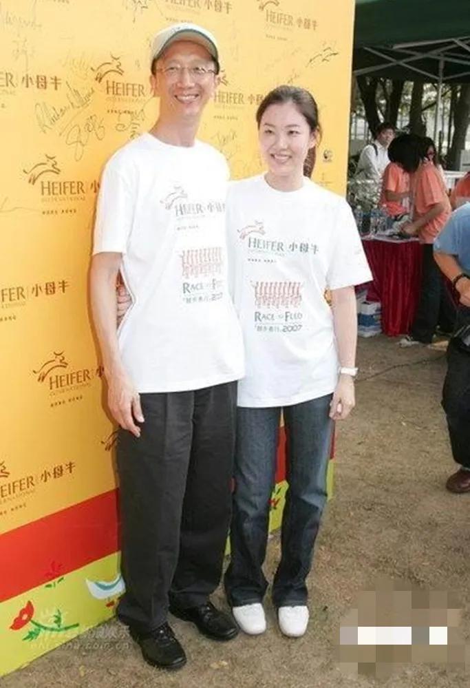 梁锦松一年收入多少亿,梁锦松为香港狂赚3万亿