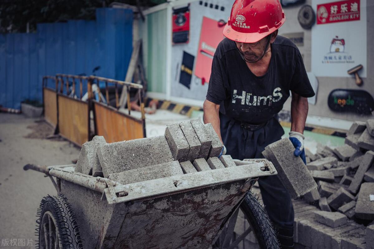 刚过半年，很多工地做工的都回家赋闲，大家都说今年钱不好挣
