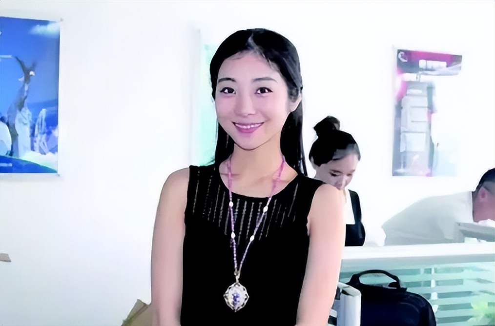 闺蜜花20万试管生混血宝宝视频,30岁女模特试管生下混血三胞胎