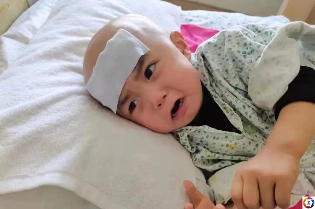 孩子得知爷爷去世崩溃哭泣,女孩得知姥爷去世后大哭