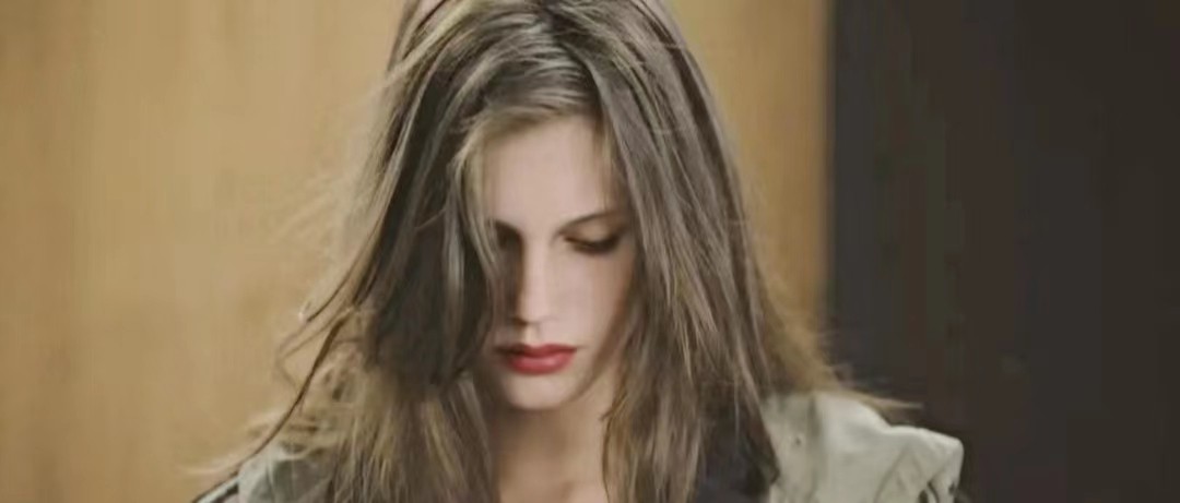 法国影片《花容月貌》以超现实的手法表达了什么？