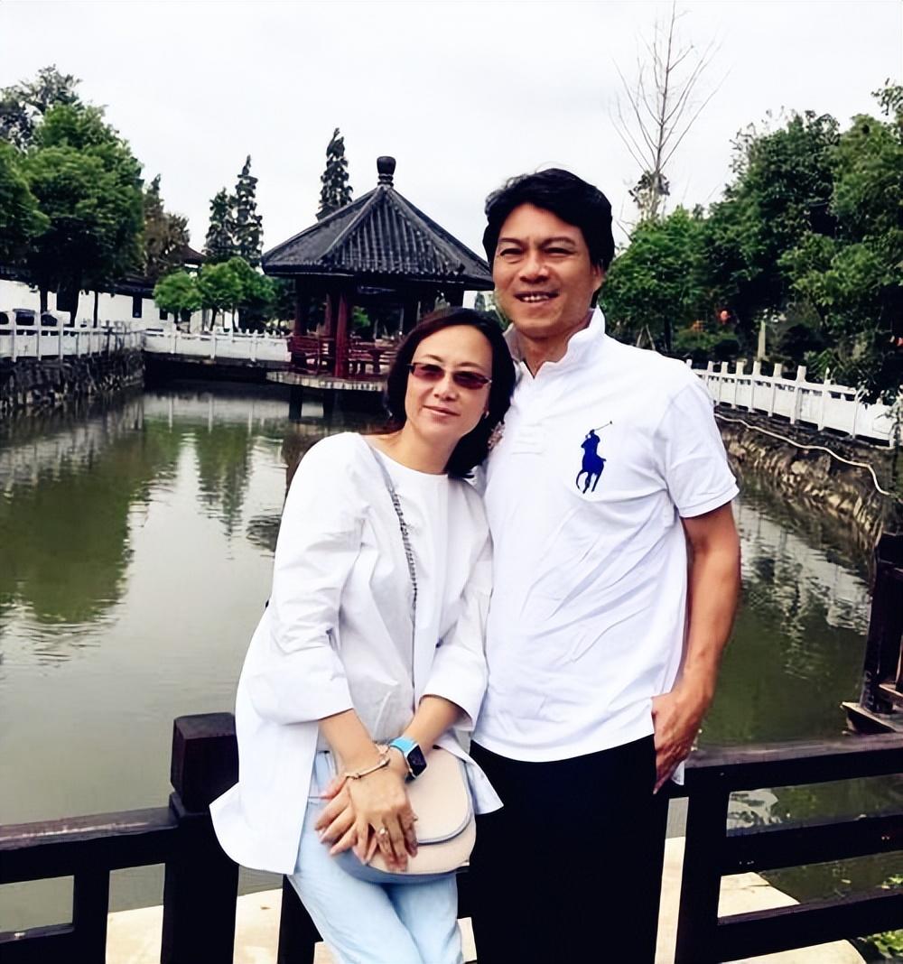 60岁吴玉芳自然老去,吴玉芳穿搭