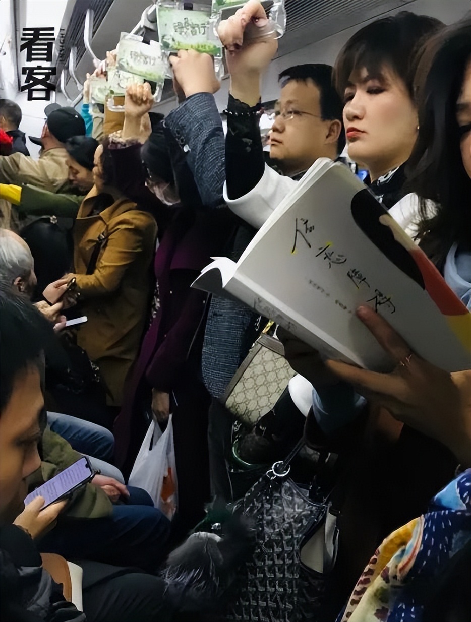 北京通勤路上,她用镜头记录2000个捧着书的人