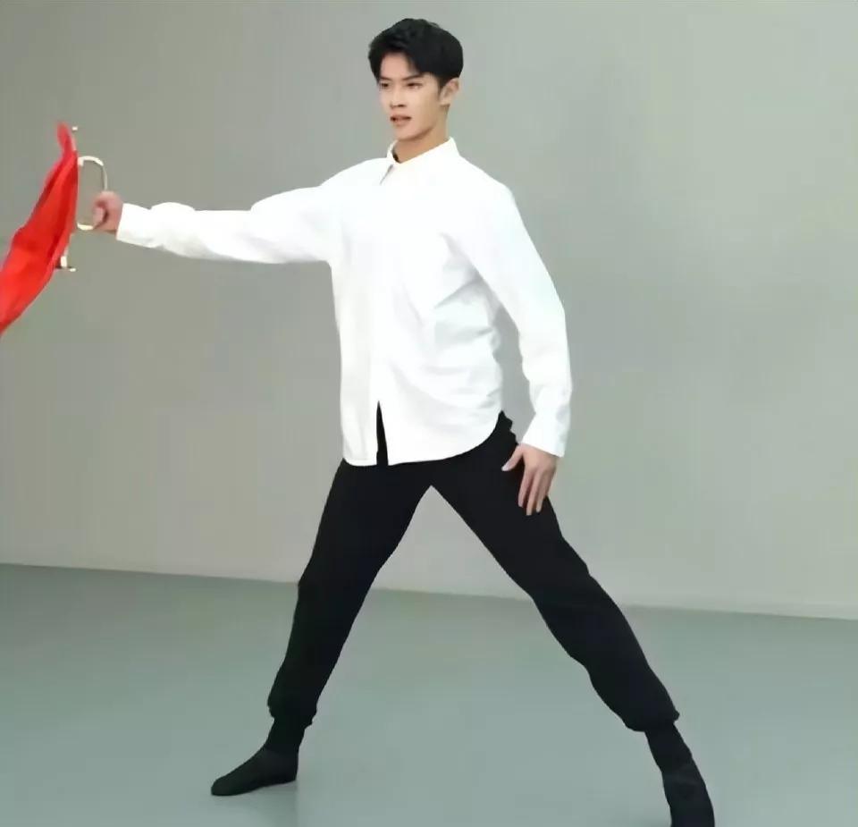 太牛了!今年一素人拿下三大艺校艺考第一名，网友:莫不是紫薇星?