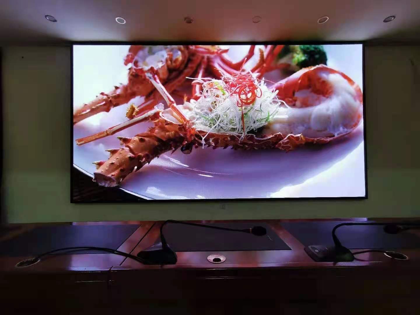 70平米会议室做多大led显示屏,会议室墙面7.2米做多大的会议屏