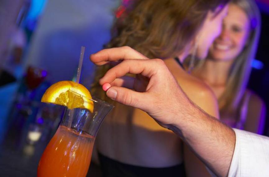 祸害女性的“液体快乐丸”是什么？几滴就会昏迷，不记得发生什么