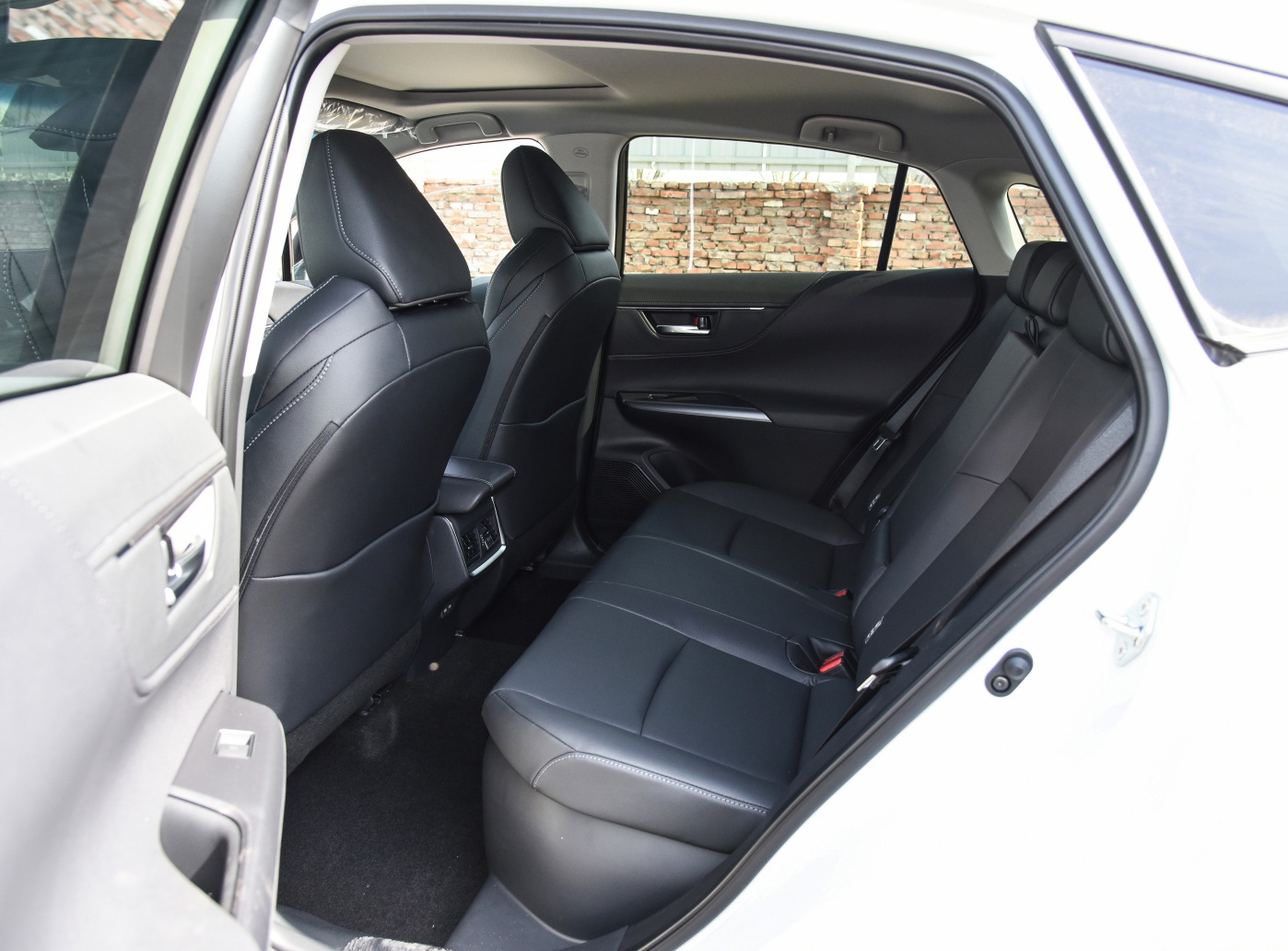 丰田威飒2.0cvt两驱尊贵版,丰田威飒2.5双擎尊贵版评测