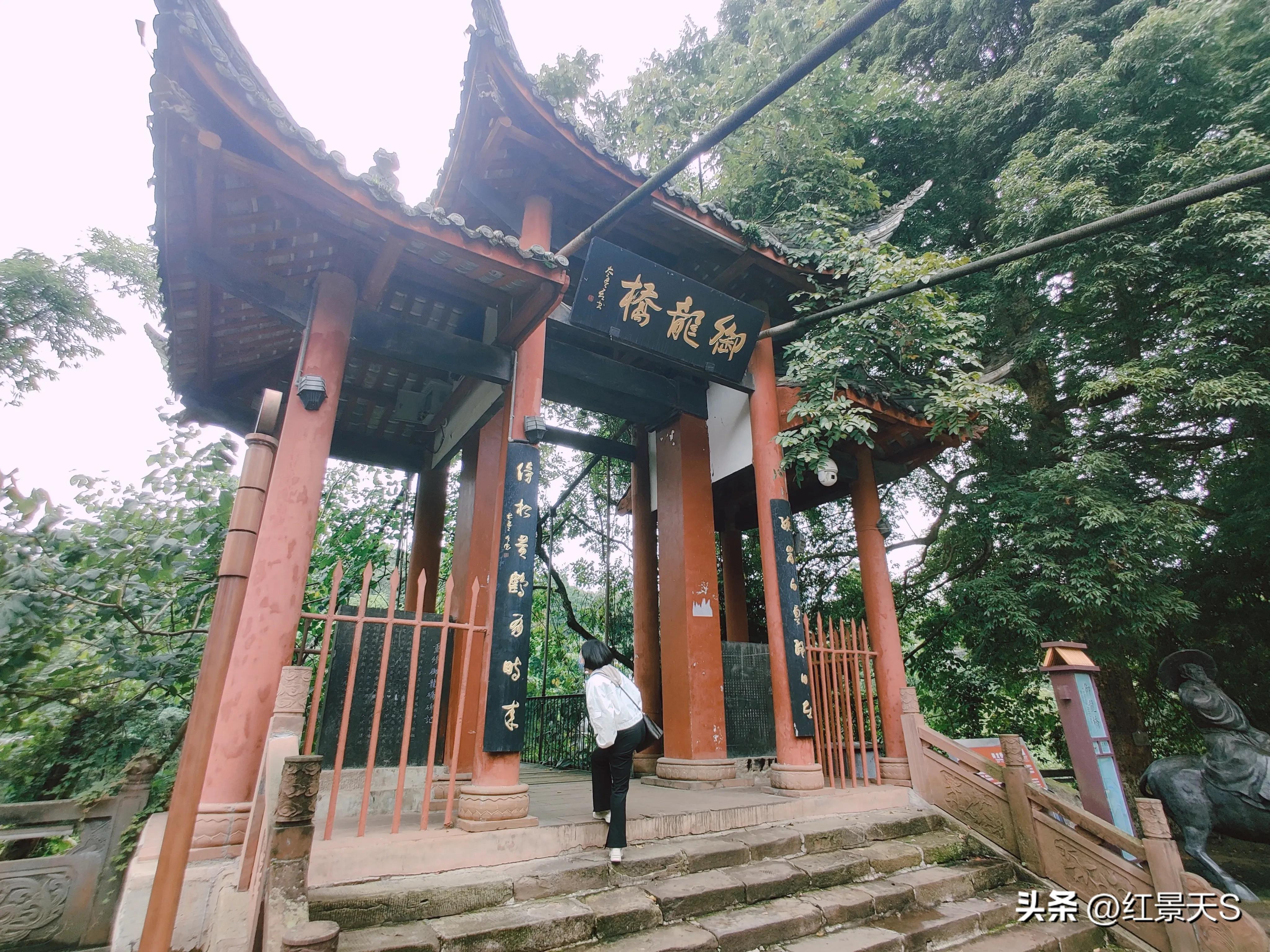 寻古幽访的千年古镇,街子古镇银杏广场御龙桥