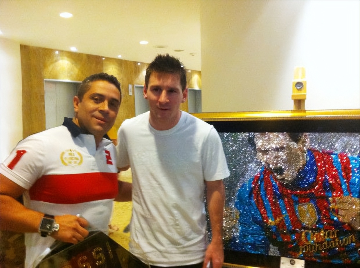 姊呰タ瀹朵埂涓哄叾鏍戠珛宸ㄥ瀷澹佺敾,姊呰タ宸ㄥ箙澹佺敾