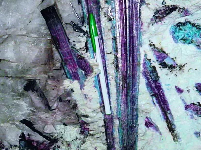 帕拉伊巴碧玺欣赏,碧玺中的贵族帕拉伊巴超强霓虹感