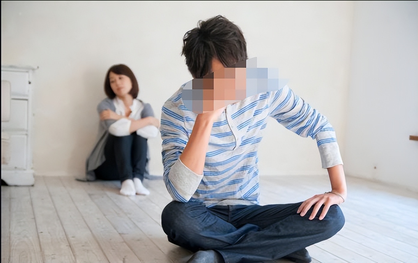 23岁空姐带同事回婚房过夜被现场捉奸!未婚夫花费百万被绿又被骗