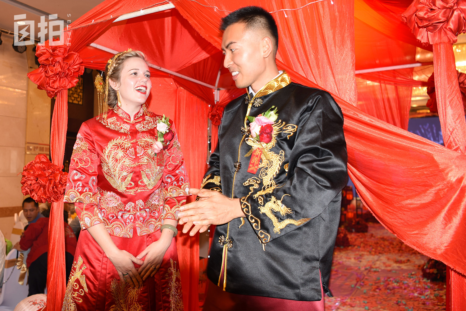 28岁中国小伙娶19岁美国姑娘,35岁中国小伙娶26岁美国妻子