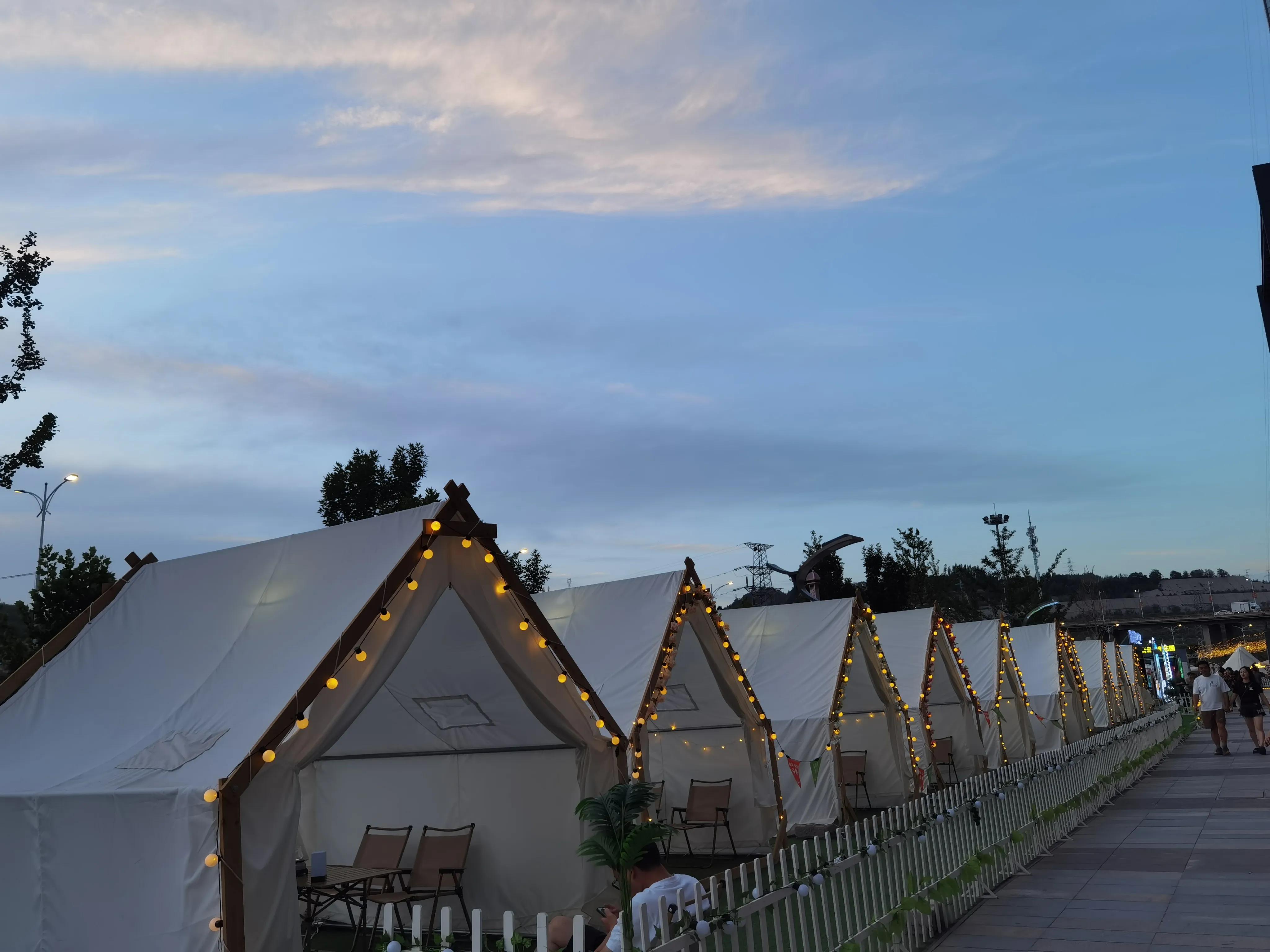 七一开怀赋锦章，锤镰飞彩映朝阳