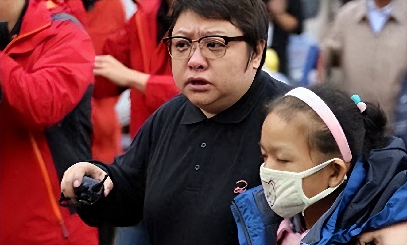 现在的韩红是怎样的一个人,明明可以靠实力却偏偏靠运气