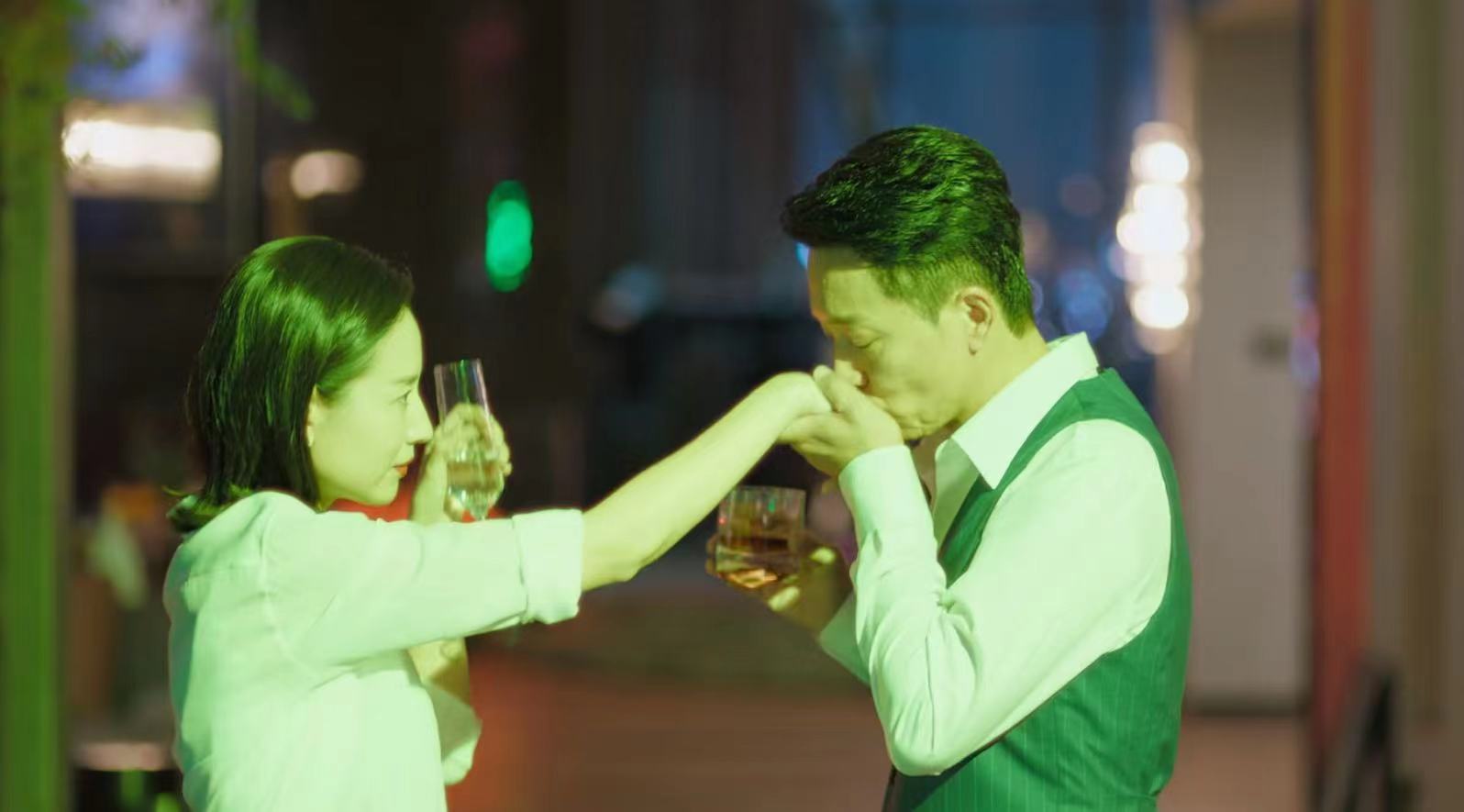 43岁董洁演“*妇情**”，教科书式撩汉，不靠颜值靠懂事