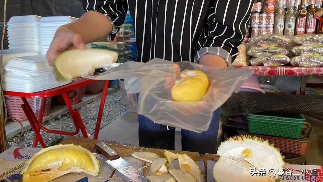 还吃啥榴莲自助?来泰国路边摊吃榴莲,100块钱管饱