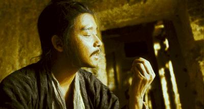 张国荣：被继母淋尿，原生家庭让他苦不堪言，46岁跳楼全身是伤