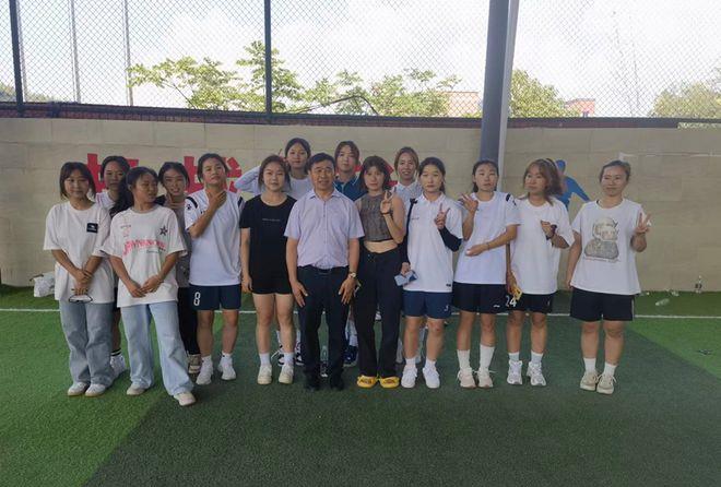 足球狂热：小镇女孩的激情之旅