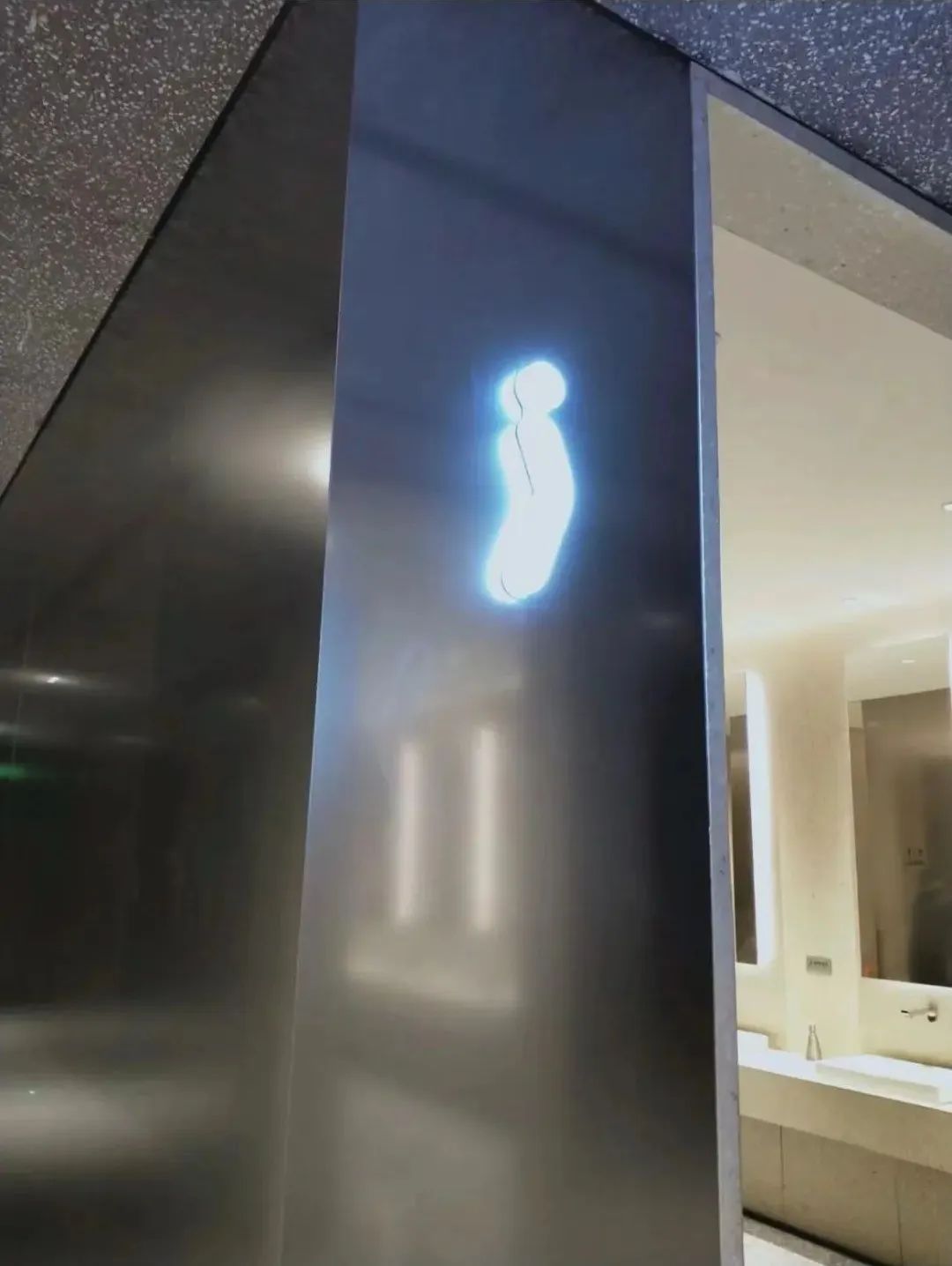 奇葩厕所图标设计,这个厕所标志很有创意