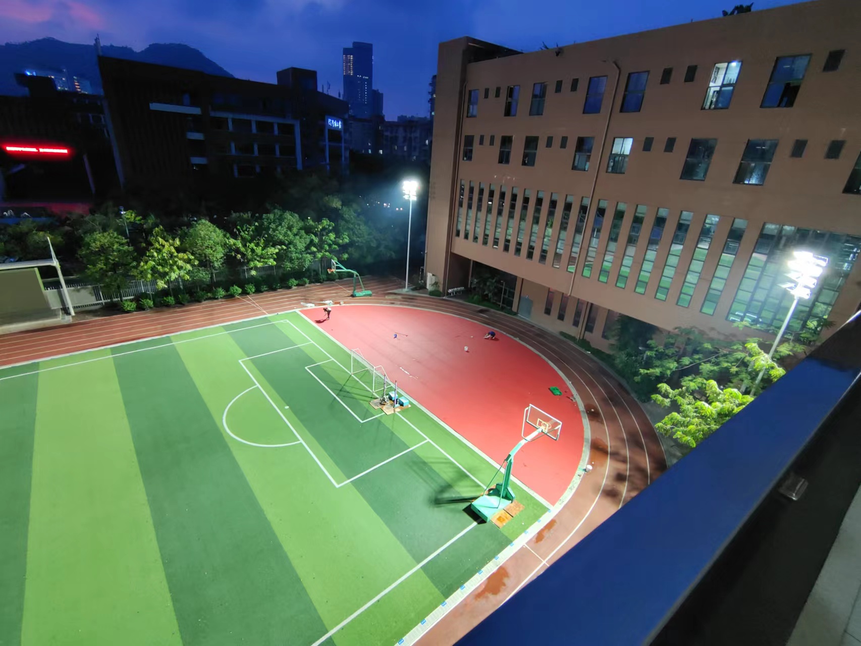 简单足球场灯光照明方案,足球场安高杆灯怎么选光源