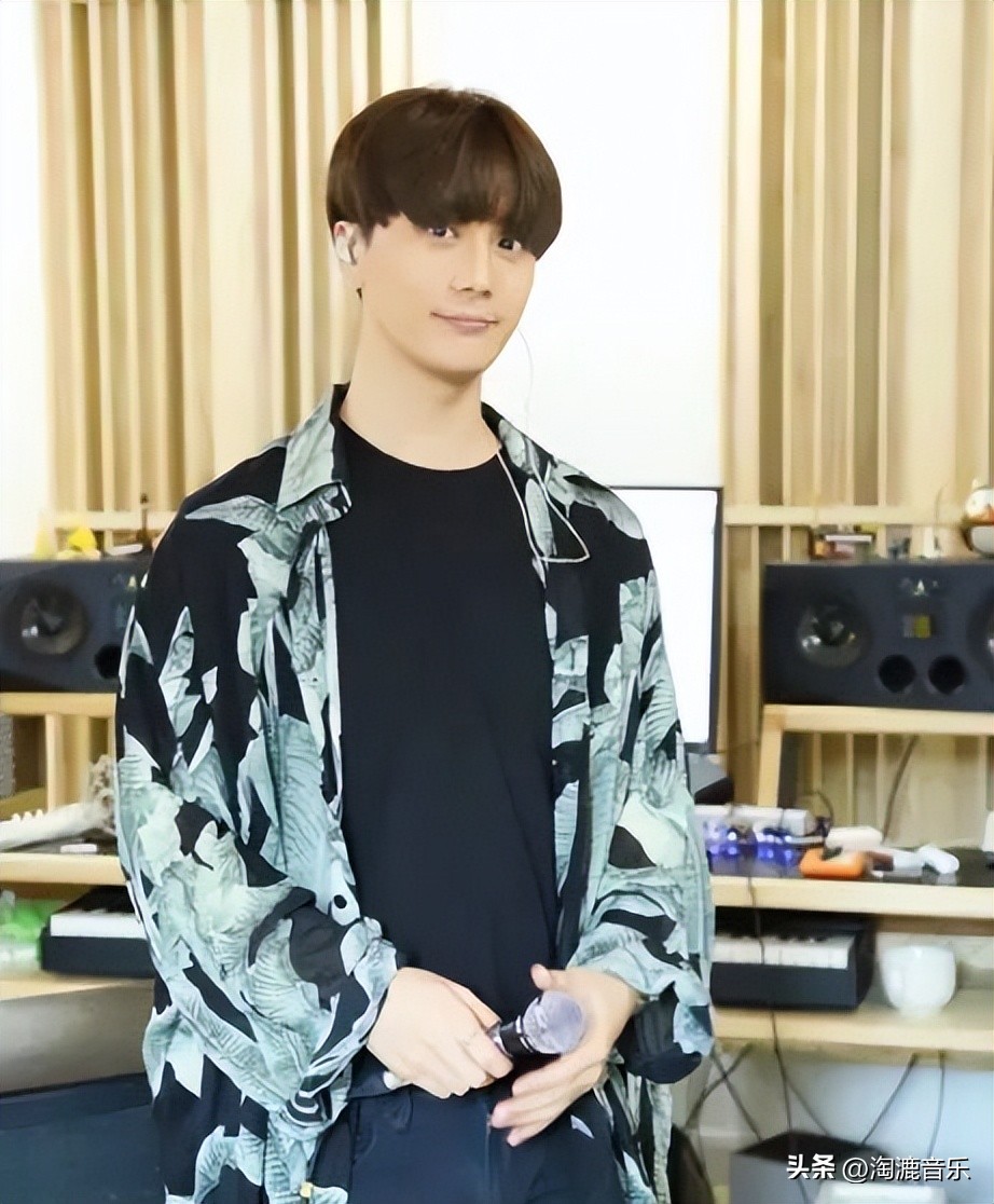 写最红的歌，过最苦的日子，出道15年的他为什么这么让人感动？