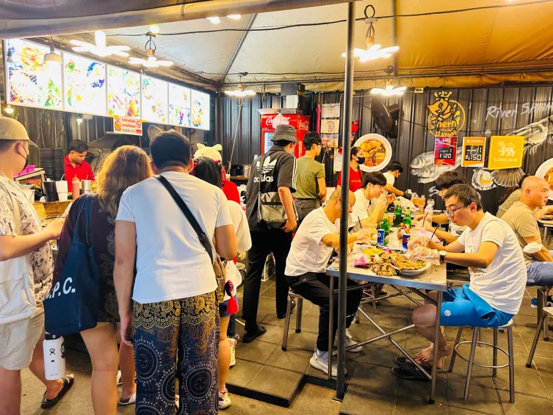 一对年轻夫妇在国外买房,一对英国夫妇靠100套房子收租