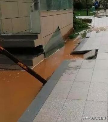 某登峰房地产商繁华的背后