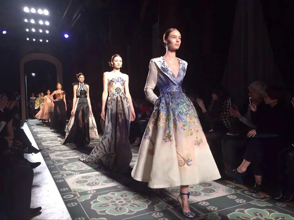 全球四大时装周包括北京时装周,各大时装品牌参加巴黎时装周流程
