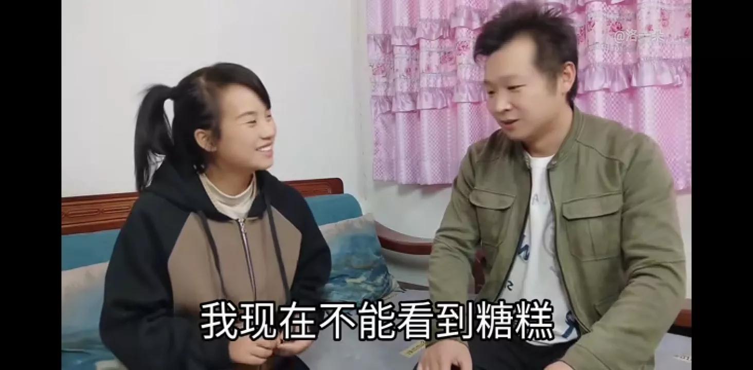 一朵在家里沙发后发现五千元，这次朵错怪奇，是奇妈昨天偷放的