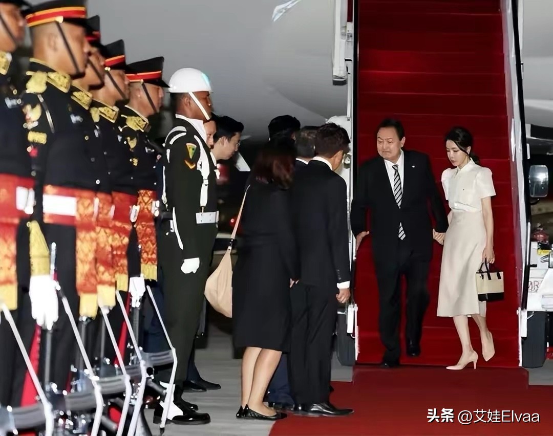 韩国第一夫人巴厘岛“报道”!穿半身裙尽显东方美,真给老公长脸