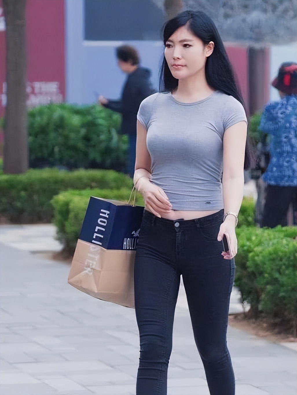 蓝色的休闲衫搭配牛仔热裤,短袖格子小衫搭配阔腿牛仔裤