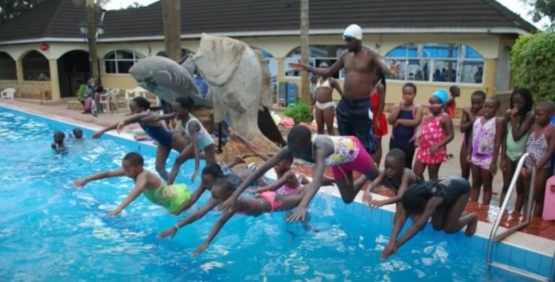 黑人为什么不擅长游泳？黑人集中于打篮球、田径、美式足球的理由