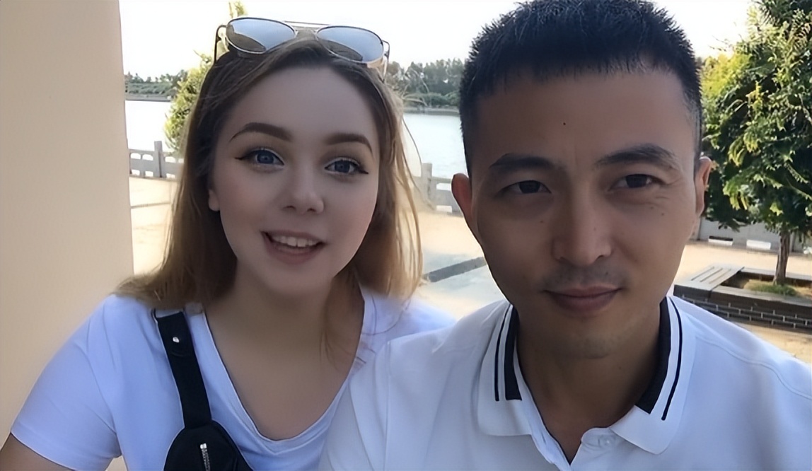 俄罗斯美女嫁给东北3婚男人，夫妻恩爱，网友感慨：他太幸运了